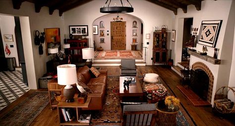 The Sets Designed for Robert and Sol's House on "Grace and Frankie" - Hooked on Houses Grace And Frankie, Real Wood Floors, Netflix Show, Spanish House, Buying A New Home, Spanish Colonial, Colonial House, Architectural Digest, House Inspo