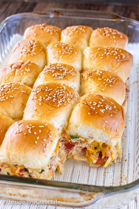 Cheesy Chicken Sliders - filling Hawaiian rolls with a melted cheesy chicken mixtures makes these rolls great as an appetizer or dinner. Easy recipe to make and serve for game days or parties. Sliders In Oven, Ground Chicken Sliders, Sliders Recipes Hawaiian Rolls, Game Night Snacks, Game Night Food, Easy Slider Recipes, Sliders Recipes Chicken, Braised Chicken Breast, Hawaiian Roll Sliders