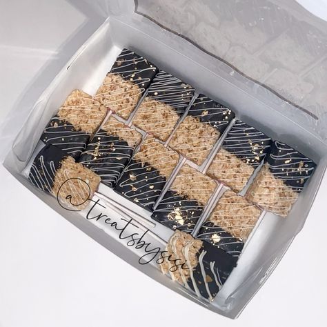 Grad Rice Krispies, Rice Crispy Treats Designs, Black Rice Crispy Treats, Chocolate Cover Rice Krispie Treats, Black And White Rice Krispie Treats, Masquerade Party Snacks, Black And Gold Rice Crispy Treats, Rice Crispy Treats Dipped In Chocolate, Rice Krispie Treats Graduation