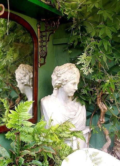 common ground : Classical Statuary in Eclectic Settings Garden Mirrors, Deco Nature, Decoration Christmas, Garden Statues, Outdoor Rooms, Green Aesthetic, Dream Garden, Garden Room, Garden Inspiration