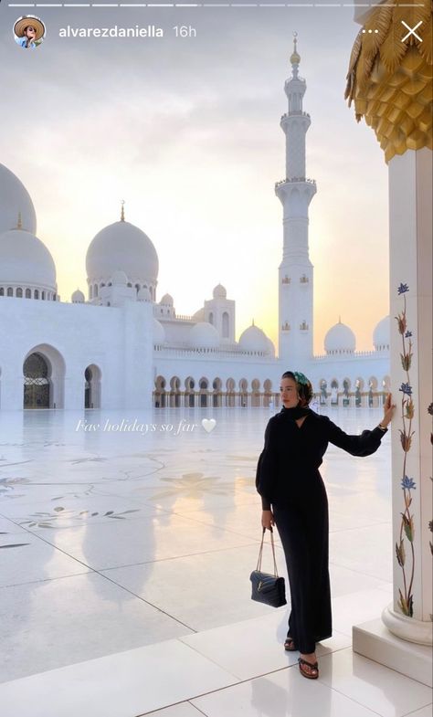 Sheik Zayed Mosque Outfit, Abu Dabi Outfits Ideas, Dubai Mosque Outfit, Dubai Safari Outfit, Mosque Outfit, Abu Dhabi Photography, Money Pics, Travel To Saudi Arabia, Dubai Outfit