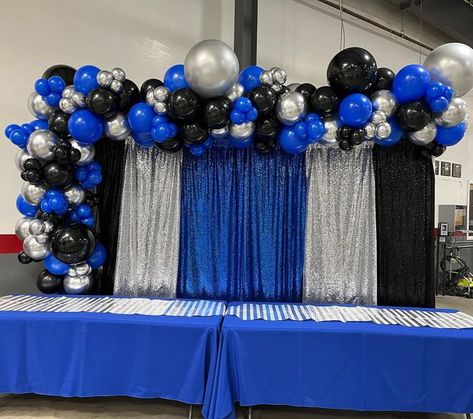 Curtain Backdrop With Balloons, Curtain Backdrop Ideas, Blue Graduation Party, Prom Backdrops, Black And White Balloons, Black Party Decorations, Silver Curtains, Bday Dinner, Blue Party Decorations