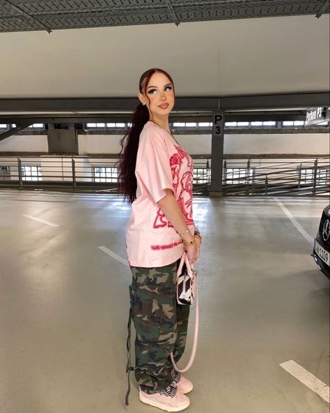 Pink Streetwear Outfit, Pink Tomboy, Madrid Outfits, Outfit Inspo Aesthetic, Pink Streetwear, Fasion Outfits, Practice Outfits, Outfits Streetwear, Effortlessly Chic Outfits