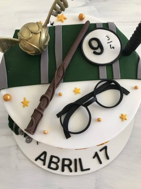 Slytherin Cake Ideas, Pasteles Harry Potter, Slytherin Birthday Cake, Harry Potter Cakes Birthday, Slytherin Cake, Harry Potter Pasta, Pastel Harry Potter, Harry Potter Theme Cake, Gateau Harry Potter