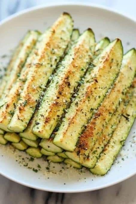 Super Bowl Food Healthy, Zucchini Crisps, Zucchini Sticks, Lean Protein Meals, Healthy Superbowl, Zucchini Puffer, Healthy Zucchini, Lean Meals, Resep Diet