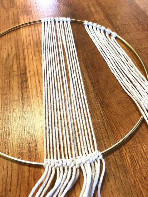 An easy tutorial for a beautiful DIY macrame wall hanging that's perfect for beginners to try! #easydiy #macrame Easy Macrame Wall Hanging, Diy Macrame Wall Hanging, Art Macramé, Macrame Wall Hanging Tutorial, Macrame Knots Tutorial, Macrame Wall Hanging Diy, Macrame Wall Hanging Patterns, Cabinets Diy, Barbie Kitchen