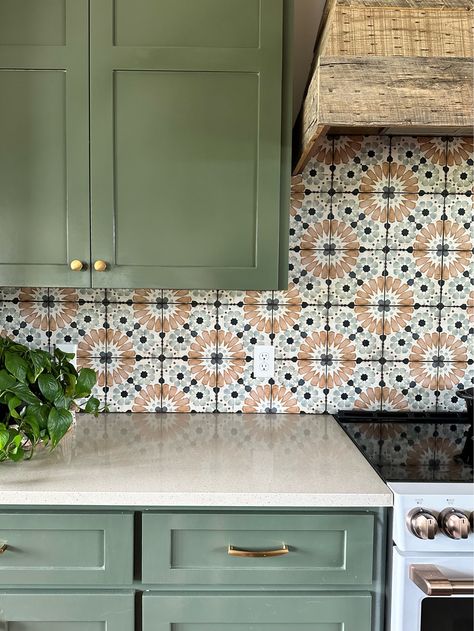 Bohemian Backsplash, Boho Backsplash Ideas, Kitchen With Colorful Backsplash, Green Kitchen Cabinets And Backsplash, Middle Eastern Kitchen Design, Backsplash Ideas Colorful, Kitchen With Patterned Tile Backsplash, Colored Tile Backsplash Kitchen, Moroccan Inspired Kitchen