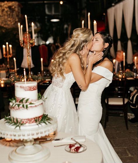 Wedding Lesbian Couple Aesthetic, Wedding Photos Lesbian, Femme Lesbian Wedding, Lesbian Wedding Photography Poses, Lgbt Wedding Photography, Lesbian Wedding Photography, Wlw Wedding, Elegant Couple, Lgbt Wedding