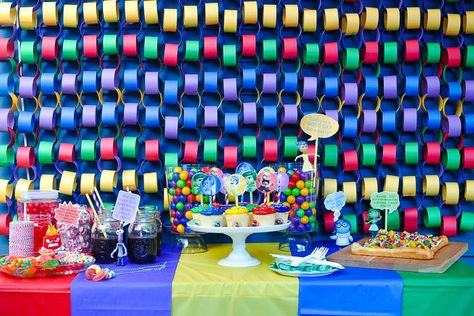 Inside out birthday party table with paper chain link backdrop. Inside Out Decorations, Inside Out Birthday Party, Inside Out Party, Inside Out Party Ideas, Grape Kool Aid, Inside Out Birthday, Movie Inside Out, Simple Birthday Party, Girl Sleepover