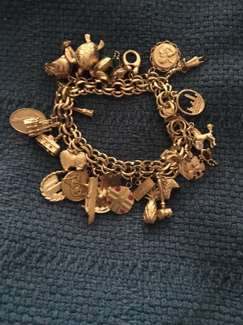 Charm Bracelet On Wrist, Vintage Charm Bracelet Gold, Real Gold Charm Bracelet, Bracelet Charms Pendants, Vintage Gold Charm Bracelet, Gold Charm Bracelet Aesthetic, Vintage Necklace Aesthetic, Charm Bracelet Ideas, Aesthetic Bangles