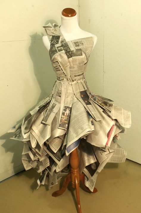 Recycled Dress Ideas, Newspaper Print Dress, Junk Kouture, Garden Whimsical, Newspaper Fashion, Newspaper Dress, Unconventional Fashion, Costume Carnaval, Paper Clothes