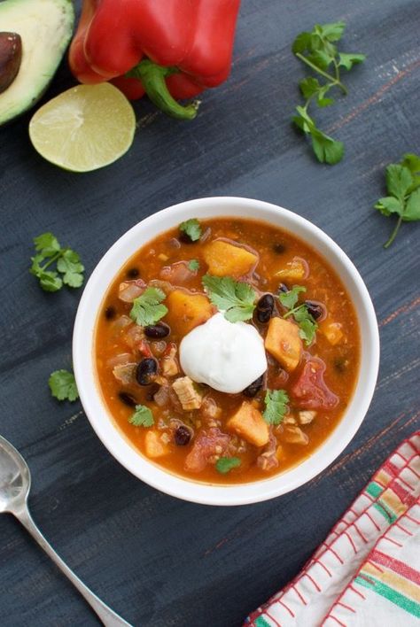 Black Bean and Chicken Chili with Butternut Squash - Eating Made Easy Chili With Butternut Squash, Legumes Recipes, Butternut Squash Chili, Fall Favorites Recipes, Butternut Squash Cubes, Slow Cooker Chicken Chili, Chicken And Butternut Squash, Cooking Sweet Potatoes, Easy Eat