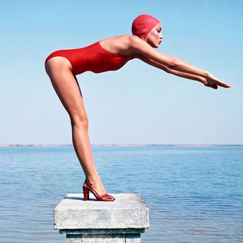 Retro Swimmer, Vintage Swimmer, Norman Parkinson, Swimming Photography, Swimsuit Aesthetic, Retro Swim, Jerry Hall, Vintage Swim, Affinity Designer