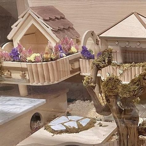 Niteangel ® on Instagram: "Moss + Log = 🌳 Aspen shavings go so well with natural setups! Source: @ashlynn_ayako Setup video: https://youtu.be/_A7tTW1m4og Size: 120x50x60cm Resident: dwarf hamster Bedding: Aspen Shavings Decor: moss, sprays, flowers, wood hides, ceramics, cork granules, sandbath… #hamstersofinstagram #hamsters #hamstercage #hamstercagetheme #syrianhamsters #hamsterdaily #cute #fancy #smallpet #petofinstagram #hamstergram #hamsterlove #hamsterlover #nacageinspirations" Hamster Sprays, Hamster Scaping, Diy Hamster House, Hamster Tank, Kandang Hamster, Diy Hamster Toys, Gerbil Toys, Cool Hamster Cages, Hamster Diy Cage