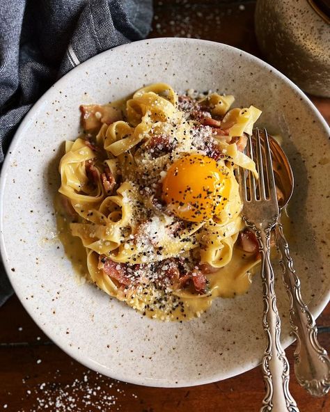 Classic Carbonara, Carbonara Recipe, Pasta Carbonara, Perfect Pasta, Linguine, Comfort Foods, Food Obsession, International Recipes, Food Cravings