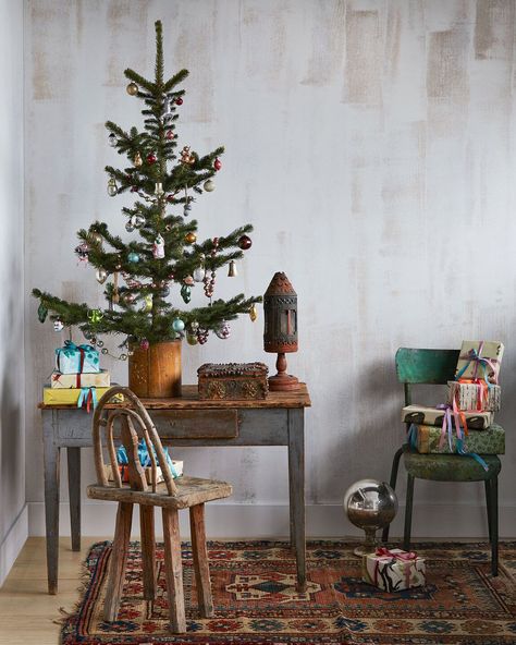 john-derian-antique-christmas-tree-1218 Christmas Tree Minimal, White Flocked Christmas Tree, Scandinavian Christmas Trees, Antique Christmas Tree, Christmas Antique, Christmas Tree Decorating Ideas, Tree Decorating Ideas, Christmas Dreaming, Tinsel Tree