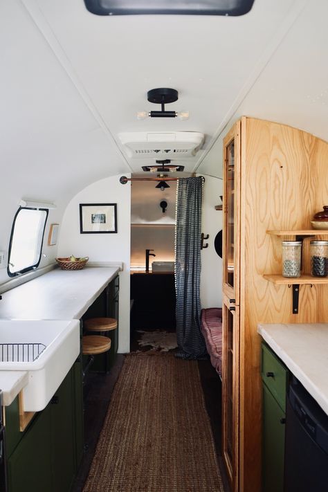 Vintage Airstreams + Argosys — Steady Streamin' Cashio's Airstream Bathroom, Caravan Vintage, Airstream Living, Architecture Renovation, Airstream Campers, Airstream Remodel, Airstream Interior, Camper Trailer Remodel, Bus Living