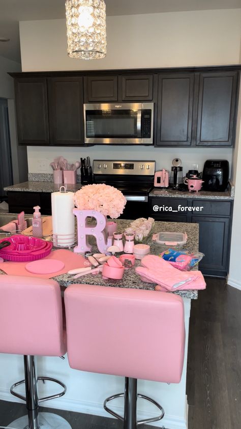 Apartment Pink, Kitchen Decor Pink, Apartment Kitchen Decor, Girly Kitchen, Pink Kitchen Decor, Girl Apartment Decor, First Apartment Essentials, Apartment Decorating Living, First Apartment Decorating