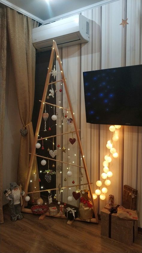 Idea for Christmas tree Christmas Tree No Space, Flat Wooden Christmas Tree, Innovative Christmas Tree, Christmas Tree Alternatives Ideas, Christmas Tree Without Tree, Treeless Christmas Tree, Alt Christmas Tree, Diy Flat Christmas Tree, Space Saving Christmas Tree Ideas