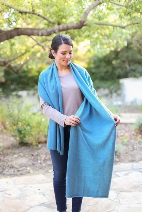 How To Wear Pashmina, Blanket Scarf Tutorial, Tie A Blanket Scarf, Ways To Tie A Scarf, How To Wear A Blanket Scarf, Tie A Scarf, Wear A Scarf, Scarf Tutorial, Pashmina Wrap