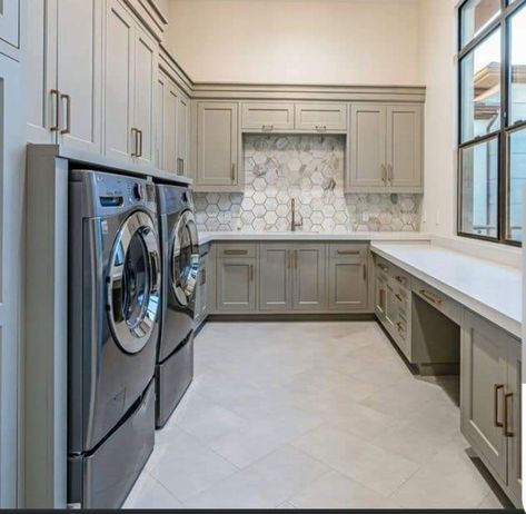 Small Rectangle Laundry Room Layout, Mudroom Design Layout, Dream Laundry Room Ideas, Scullery Laundry Combined, Laundry Room With Island, Fancy Laundry Room, Laundry Room Floor Ideas, Laundry Room Island, Top Loader Laundry Room