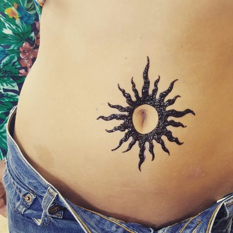 Belly tattoo! Love the sun around the belly button. Somebody is a 90's child. ☉☉☉ Jagua is 100% safe and natural and is NOT black henna. Jagua gel leaves a rich dark blue stain. Tattoo Around Belly Button, C Section Scar Tattoo, Belly Button Tattoos, Lower Belly Tattoos, Abdomen Tattoo, Belly Button Tattoo, Belly Henna, Button Tattoo, Stomach Tattoo