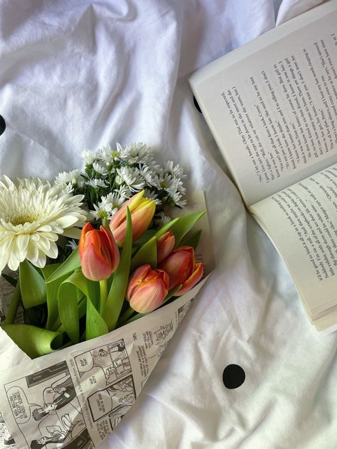 #bouquet #books #tulips #daisies #spring #summer Daisy And Tulips, Daisy And Tulip Bouquet, Tulips And Books, Yellow Tulips Bouquet Aesthetic, Tulips And Forget Me Nots Book, Picking Daisies On Sundays Book, Giving Day, Daisy Bouquet, Tulip Bouquet