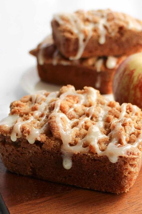 Mini Apple Cake Loaves, Apple Crumble Loaf Cake, Mini Apple Loaf Cakes, Apple Crumble Loaf, Mini Christmas Loaf Cakes, Apple Crumb Cake Recipe, Mini Breads, Loaf Breads, Crumb Cakes