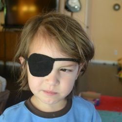 eye patch pattern Pirate Eye Patch Craft, How To Make A Pirate Eye Patch, How To Make An Eye Patch, Eye Patch Pattern, Diy Pirate Costume For Kids, Felt Pirate, Pirate Patch, Diy Costumes Kids Boys, Pirate Costume Accessories