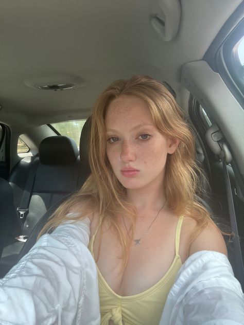 Summer selfie strawberry blonde hair inspo Strawberry Blonde Girl, Hannah Abbott, Summer Era, Blonde Hair Inspo, Blonde Wavy Hair, Blonde Hair Girl, Strawberry Blonde Hair, Drawing Faces, Strawberry Blonde