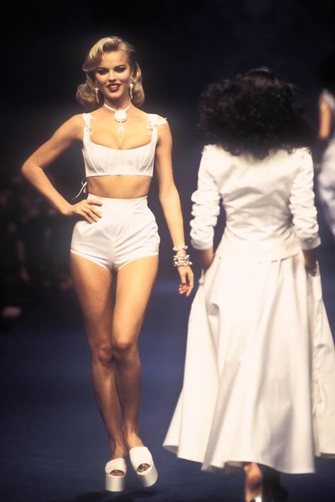 the original supermodels on Tumblr Eva Herzigova 90s, Rebecca Romijn, Eva Herzigova, 90s Runway, Stephanie Seymour, Chantal Thomass, Original Supermodels, 90s Models, Chanel Haute Couture