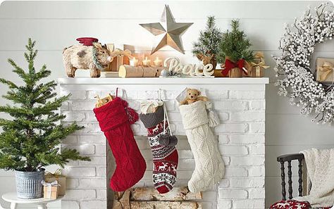 21 Christmas Color Palette Ideas and Tips 2019 | My Golden Thimble Flying Pigs Decor, Diy Rustic Wreath, Indoor Christmas Decor, Best Color Schemes, Christmas Wooden Signs, Christmas Color Palette, Artificial Christmas Wreaths, Pig Decor, Design Decor Ideas