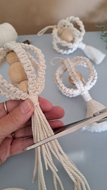 Macrame Christmas Garland Tutorial, Christmas Balls Diy, Diy Yarn Dolls, Paper Roll Crafts Diy, Macrame Plant Hanger Patterns, Crochet Ball, Macrame Christmas, Macrame Knots Pattern, Rope Crafts