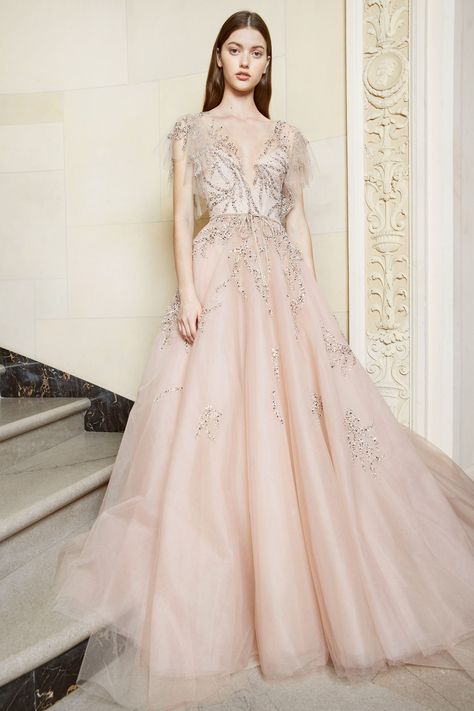 Monique Lhuillier Fall 2018 Ready-to-Wear Collection Peach Colour Gown, Peach Colour Dress, Fall Ready To Wear, Colour Party, Outfit Birthday, Peach Colour, Garden Party Dress, فستان سهرة, Gala Dresses