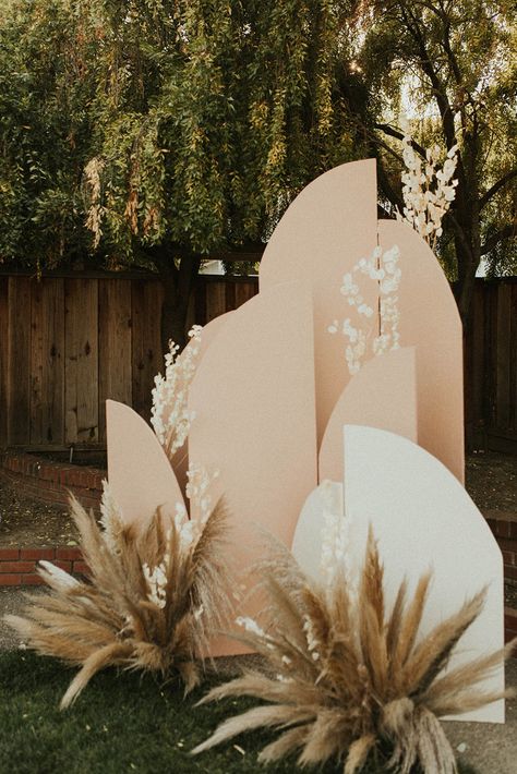 Backyard Backdrop Ideas, Boho Photo Backdrops, Boho Arch Backdrop, Boho Backyard Wedding, Asha Bailey, Boho Backyard, Boho Wedding Backdrop, Boho Backdrop, Minimalist Dekor