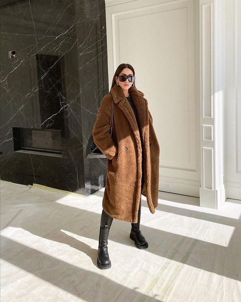 Niki Sky (@nikiskyyy) • Instagram photos and videos Fleece Coat Outfit, Brown Teddy Coat Outfit, Camel Jacket Outfit, Brown Fur Coat Outfit, Fluffy Jacket Outfit, Teddy Jacket Outfit, Camel Winter Coat, Layered Winter Outfits, Teddy Coat Outfit