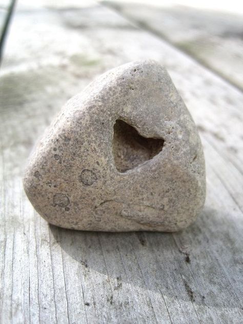 Memorial Sculpture, Heart Rocks, Heart Shaped Rocks, Beautiful Hearts, Heart In Nature, Gifts Wrapping, Hag Stones, Loving Heart, Maui Vacation