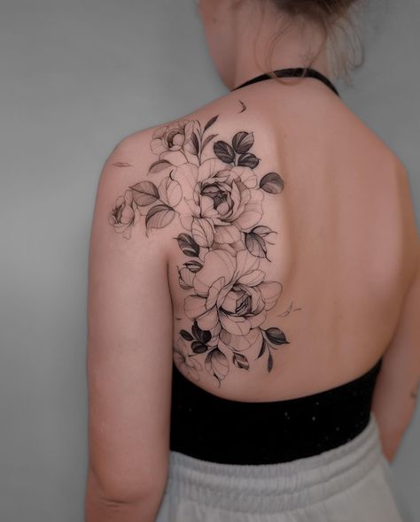 And here we have almost half of the back and little bit of ribs in flowers, isn’t it beautiful? 😍 Biggest thanks to my brave client @e_lisa.19_ 🫶 ___________ Tattoo • Flower Tattoo • Peony Tattoo • ___________ #backpiece #backpiecetattoo #flowerback #tattooflower Women’s Shoulder Flower Tattoo, Fine Line Peony Tattoo Shoulder, Back Shoulder Floral Tattoo, Peony Rib Tattoo, Peony Tattoo Back, Back Shoulder Tattoo Women, Floral Tattoo Back, Roses Shoulder Tattoo, Swords Tattoos