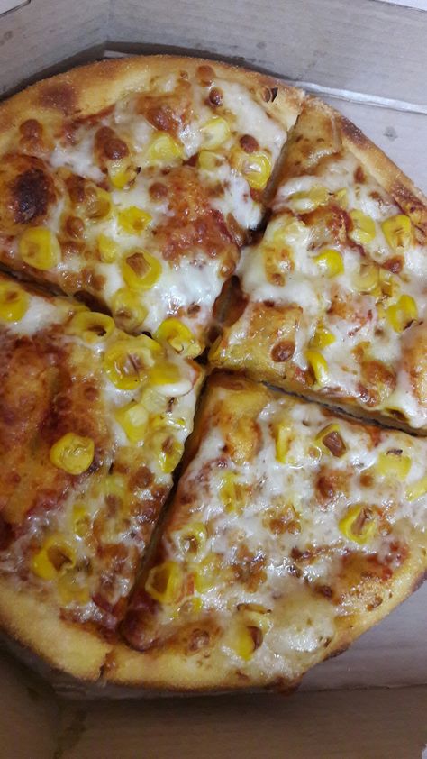 Golden Corn pizza 🍕 Corn Cheese Pizza, Corn Pizza, Pizza Pictures, Corn Cheese, Cheese Food, Dominos Pizza, Preppy Stuff, Food O, Flower Phone Wallpaper