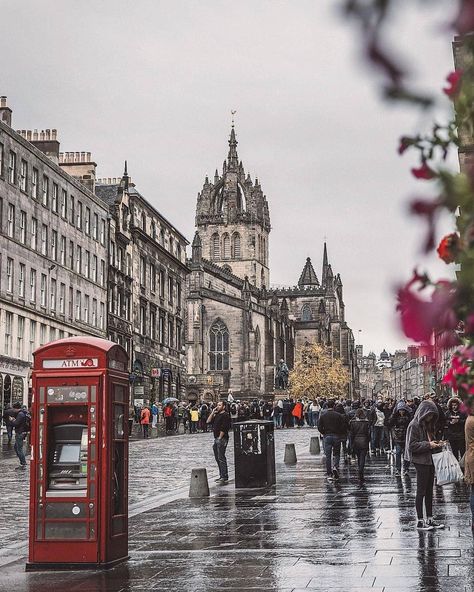 Discover United kingdom on Instagram: “Royal Mile ☔☕❤ Edinburgh  Congrats @karlsaunders_  Use #map_of_europe” Edinburgh Royal Mile, Royal Mile Edinburgh, United Kingdom Map, Europe Map, Beautiful Cities, European Travel, A Quote, Edinburgh, Times Square