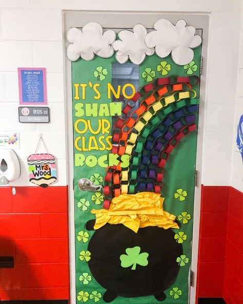 March Door Decorations, School Door Decorations, St Patricks Day Crafts For Kids, San Patrick, School Doors, Second Grade Teacher, Irish Culture, St Patrick's Day Crafts, Door Decorations Classroom