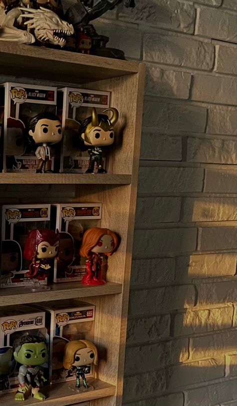 Fandom Room Decor, Aesthetic Marvel Room Decor, Marvel Shelf, Funko Pop Aesthetic, Funko Display Ideas, Funko Pop Display Ideas, Funko Pop Shelves, Marvel Decor, Marvel Diy