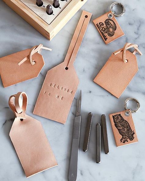 Diy Bag Tags, Leather Accessories Diy, Luggage Tags Diy, Leather Bag Tag, Diy En Cuir, Mens Leather Accessories, Diy Leather Bag, Simple Leather, Diy Tags