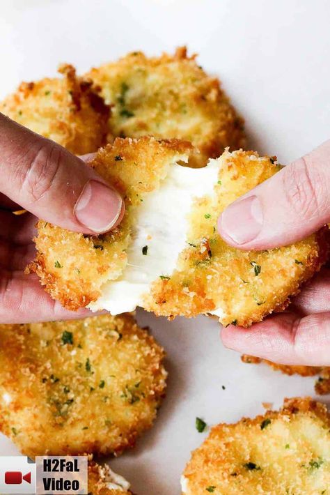 Fried Mozzarella Cheese, Homemade Mozzarella Sticks, Sunday Meals, Fried Mozzarella, Fried Cheese, Mozzarella Recipes, Cheese Party, Mozzarella Sticks, Cheese Dishes