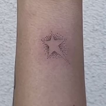 Star Stick And Poke Tattoo, Stippling Tattoo, Tattoo Designs Drawings, Button Tattoo, Dainty Tattoo, Tattoos With Kids Names, Star Tattoo, Poke Tattoo, Minimalist Tattoos