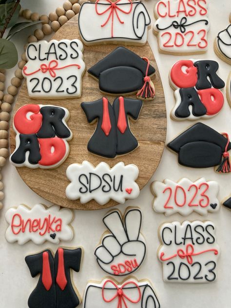 Icing Cookies For Beginners, Royal Icing Cookies For Beginners, Graduation Cookies Decorated, Cookies For Beginners, Grad Cookies, Graduation Party Planning, Graduation Cookies, Class Of 2023, Cookies Decorated