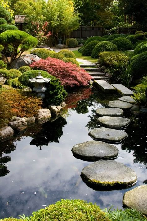 This balanced garden has a natural and asymmetric pond. Ponds are common in Japanese gardens. These ponds often have koi fish in them. These fish can bring even more wonderful color and life to your space. Kolam Koi, Japanese Style Garden, Taman Air, Portland Japanese Garden, Japanese Garden Landscape, Zen Garden Design, Japanese Zen Garden, Meditation Garden, Japanese Garden Design