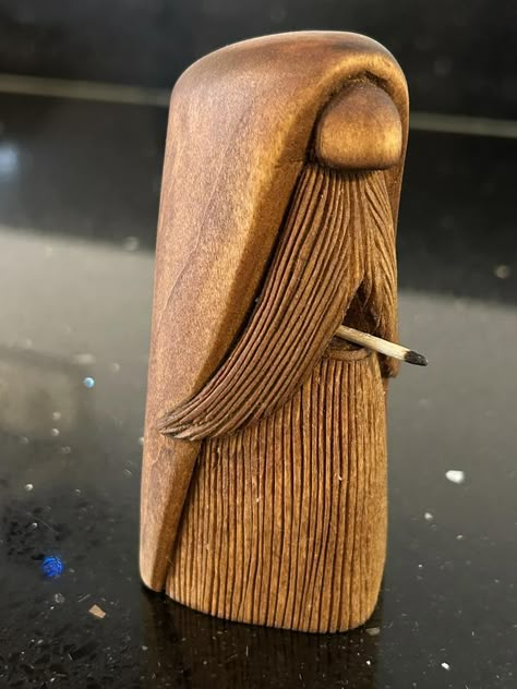 Tree Carving Ideas, Elf Carving, Wood Carving Art Sculpture, Wood Spoon Carving, Wood Art Diy, Dremel Carving, Simple Wood Carving, Wood Carving For Beginners, Carved Wood Wall Art