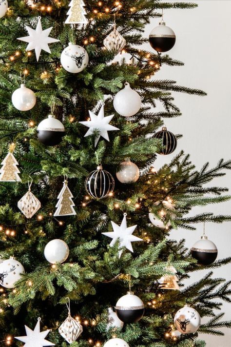 Black Green White Christmas Tree, Christmas Tree Inspiration Gold And White, Black White And Gold Xmas Tree, Black Christmas Tree Ornaments Ideas, Modern Black And White Christmas Tree, Green And White Themed Christmas Tree, Black Baubles Christmas Tree, Gold Black White Christmas Tree, Black White Green Gold Christmas Decor