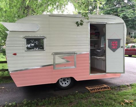 Sew ready to hit the road by Lauren Loftus | Denver Post Caravan Exterior, Sewing Studio Organization, Sewing Shed, Shasta Trailer, Mobile Craft, Studio Shed, Caravan Renovation, Kombi Home, Vintage Rv